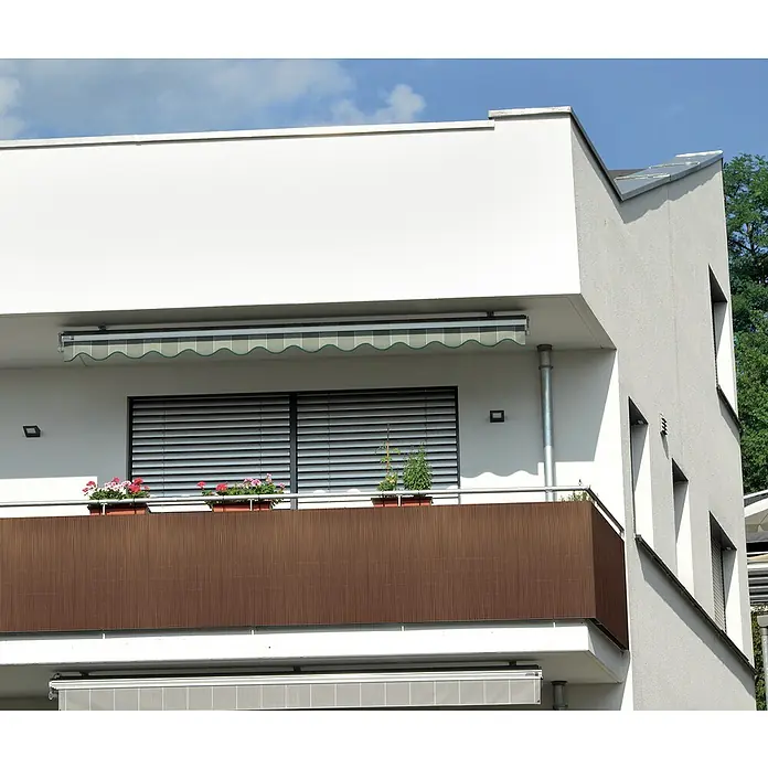Nortene Sichtschutzmatte LOP - L x H: 300 x 90 cm - Brauner Balkonsichtschutz aus Rattan auf einem Balkon mit Blumenkästen und Jalousien bietet Privatsphäre und Schutz vor Wind.