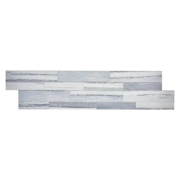 Selbstklebemosaik SAM 4WV5GV - 60 x 15,2 cm, Grau, Matt - Eine Nahaufnahme einer Wandverkleidung aus länglichen, horizontal angeordneten Fliesen in Grau- und Weißtönen mit natürlicher Textur.