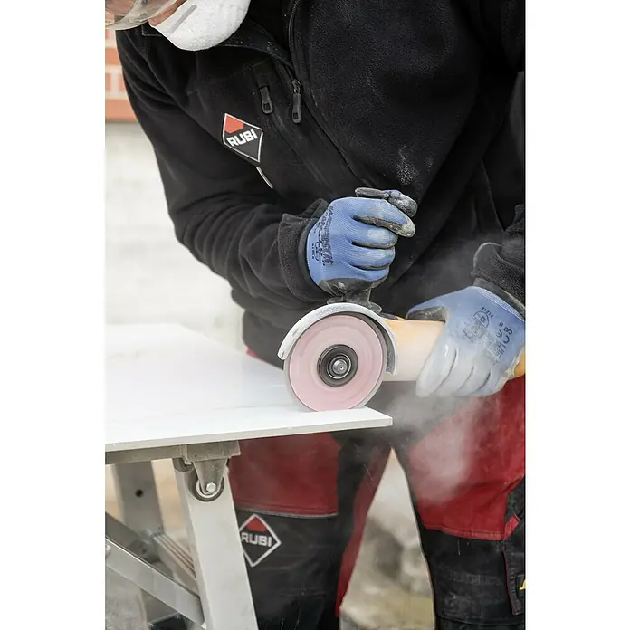 Rubi Disco de corte Slither Superpro - Ø x Es: 125 x 2,2 mm - Hombre corta azulejo con amoladora angular. Herramientas RUBI y ropa de protección en uso para un trabajo seguro y preciso.