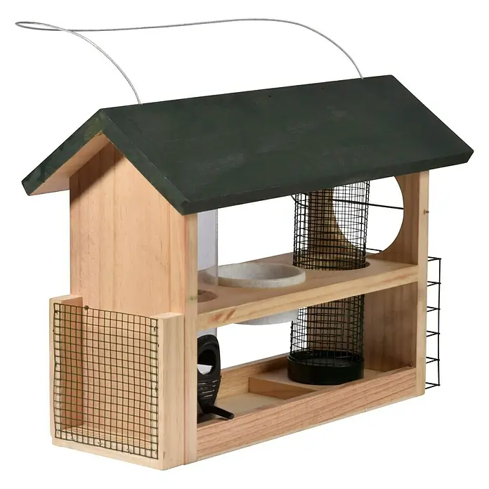 Dobar Futterstation 7-in-1 - 39 x 19 x 29 cm, Natur/Grün - Dieses Bild zeigt ein hölzernes Vogelfutterhaus mit Dach, Futterröhren und einem kleinen Futterbecken für Wildvögel im Garten.