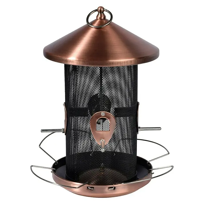 Dobar Futterspender - Material: Metall, Mit Silo - Ein detailreicher, kupferfarbener Vogelfutterspender mit einem robusten Netzkorb und mehreren Futterstellen, ideal für Wildvögel.