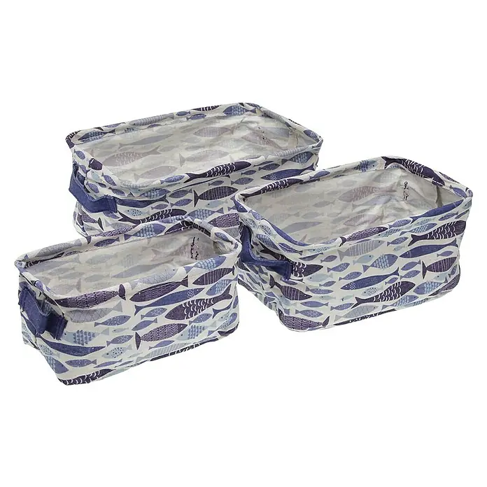 Versa Juego de cestas decorativas - Aqua - Tres cestas de almacenamiento de tela con estampado de peces azules y asas, ideales para organizar juguetes o ropa en una guardería.