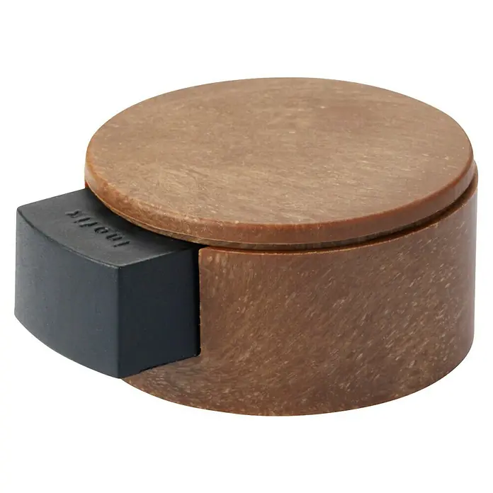 Inofix Tope de puerta 2420 - Plástico, Marrón - Un tope de puerta redondo hecho de madera y goma, que mantiene las puertas abiertas de manera confiable. Es marrón y negro y tiene forma cilíndrica.