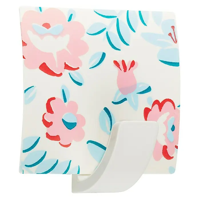 Inofix Colgador adhesivo Floral - L x An x Al: 4 x 4,2 x 2,5 cm, Blanco - Primer plano de un enchufe de fragancia de pared con decoración floral. Un acento decorativo y funcional para cualquier hogar.