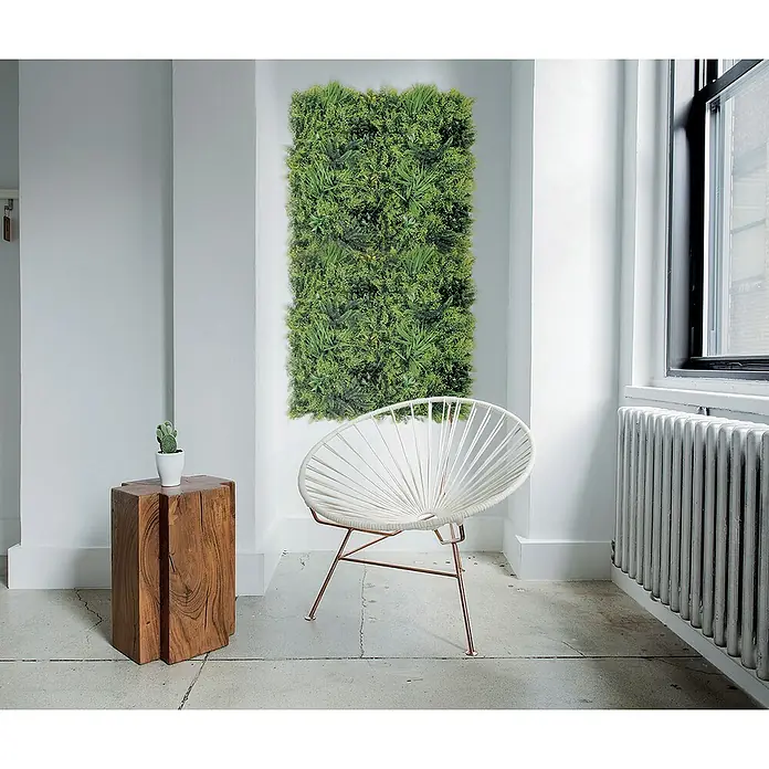 Nortene Vertikaler Garten Leafy - 100 x 100 cm, Kunststoff - Einrichtungsidee mit künstlicher grüner Wand, einem weißen Akapulco-Stuhl und einem Holzhocker, die einen modernen und naturnahen Raum schafft.