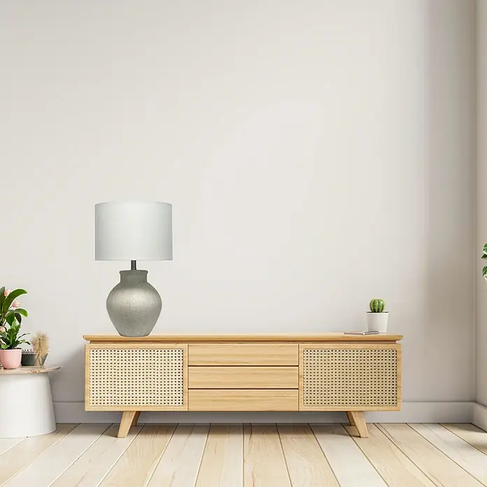 Lámpara de sobremesa de cerámica - 40 W, L x An x Al: 36 x 36 x 56 cm, Blanco, E27 - Encantador ambiente de sala de estar con un aparador de madera clara, complementado por una lámpara elegante y plantas en macetas decorativas.