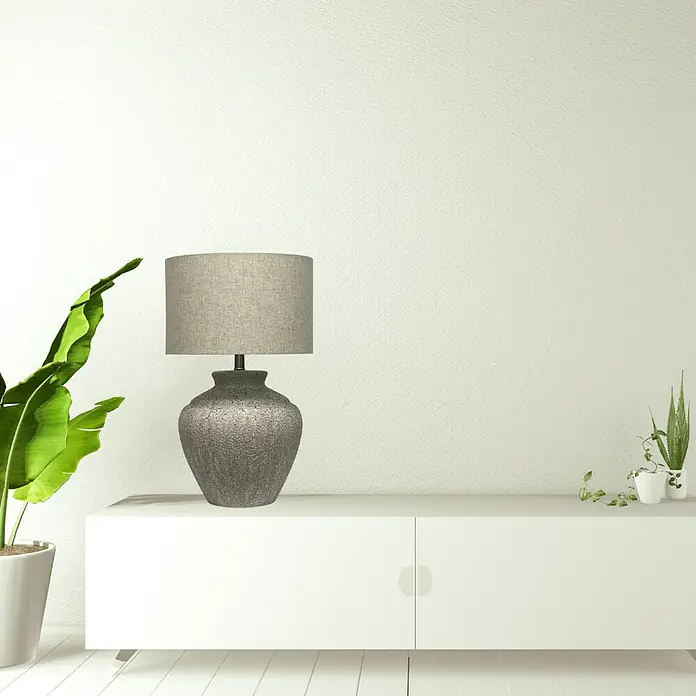 Lámpara de sobremesa de cerámica - 40 W, L x An x Al: 36 x 36 x 56 cm, Beige, E27 - Lámpara de mesa gris con base texturizada y pantalla a juego sobre un aparador blanco, diseño minimalista para espacios habitables.