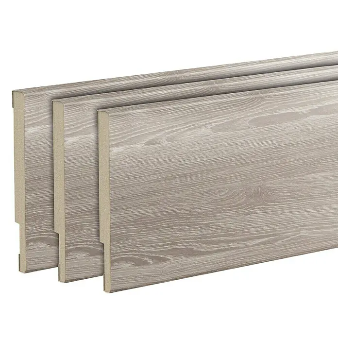 Solid Elements Recrecido extensible - 4 x 220 cm, Roble Finlandés, 3 ud. - Un primer plano de tres rodapiés grises con un acabado de vetas de madera. Ideal para acabados de pisos elegantes en interiores.