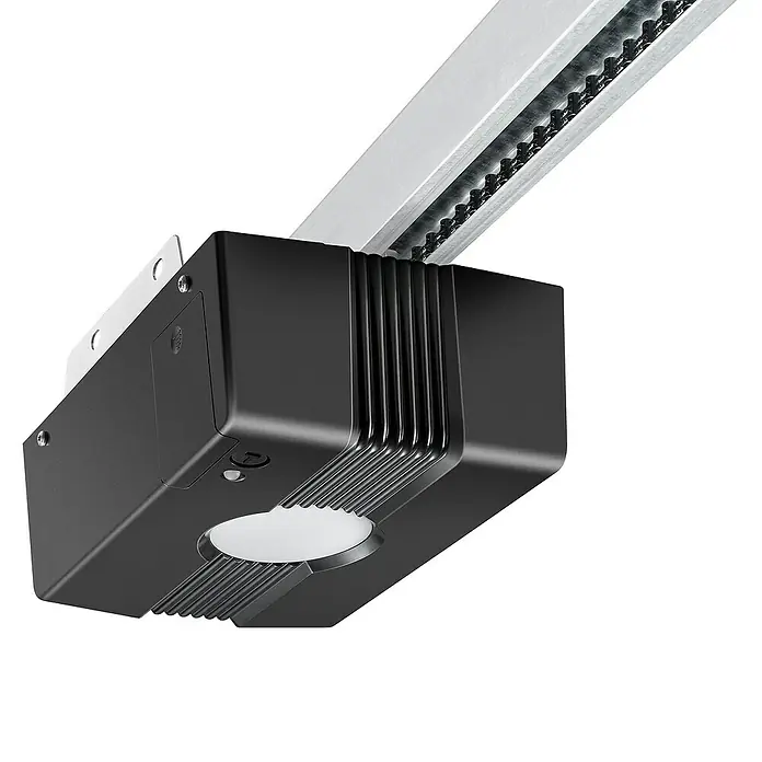 Solid Elements Garagentor Solid Pro Iso - 2.500 x 2.125 mm, Außen: Reinweiß, Innen: Grauweiß - Nahaufnahme eines Garagentoröffners mit Kettenantrieb und integrierter Beleuchtung. Das Gerät ist schwarz und an einer Metallschiene befestigt.