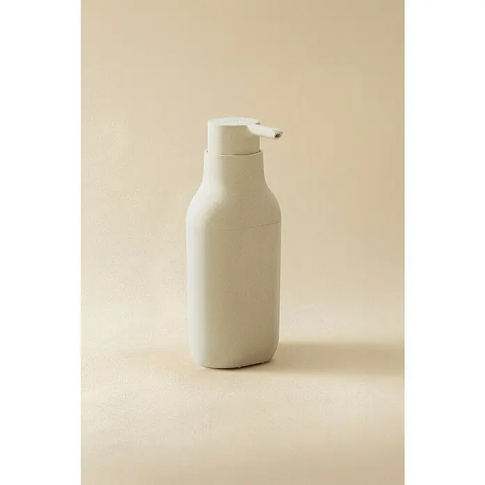 Cosmic Dosificador de jabón Alife - Blanco perla - Primer plano de un dispensador de jabón beige con cabezal de bomba sobre una superficie a juego, que ofrece una elegancia sencilla para el baño o la cocina.