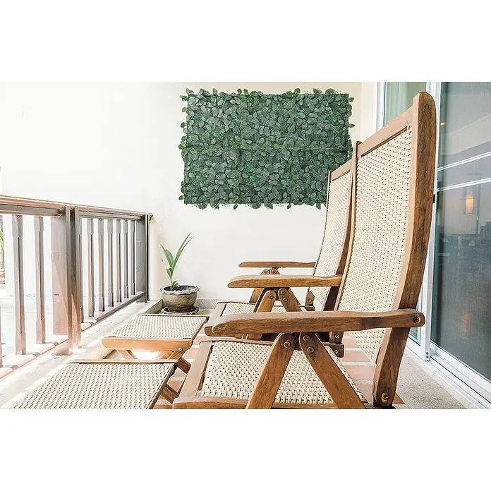 Nortene Vertikaler Garten Alameda - 50 x 50 cm, Kunststoff - Gemütlicher Balkon mit zwei Holzliegestühlen und dekorativer grüner Pflanzenwand für entspannte Stunden im Freien.