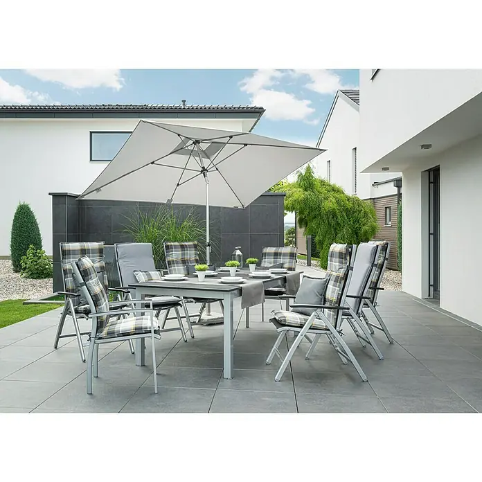 Doppler Expert Marktschirm Auto Tilt - Hellgrau, Bespannungsmaß (L x B): 300 x 200 cm - Ein Gartentisch-Set mit sechs Stühlen und einem Sonnenschirm auf einer Terrasse, perfekt für Mahlzeiten im Freien.