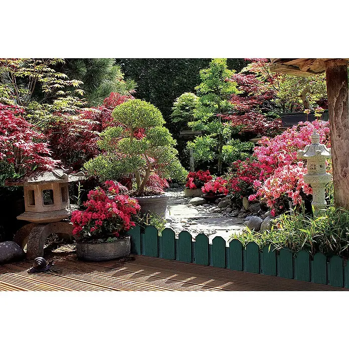 Nortene Beeteinfassung Sierra Border - 79 x 20 cm, Polyethylen - Eine malerische Gartenszene mit blühenden Azaleen, Bonsai-Bäumen und Steinlaternen, die eine ruhige und friedliche Atmosphäre schaffen.
