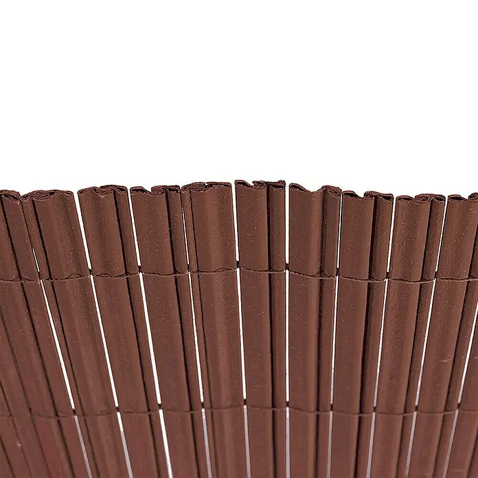 Nortene Sichtschutzmatte Surfcane - 300 x 100 cm, Kunststoff, Braun - Nahaufnahme eines braunen, dekorativen Sichtschutzzauns, der durch Bindfäden zusammengehalten wird und Privatsphäre im Garten bietet.