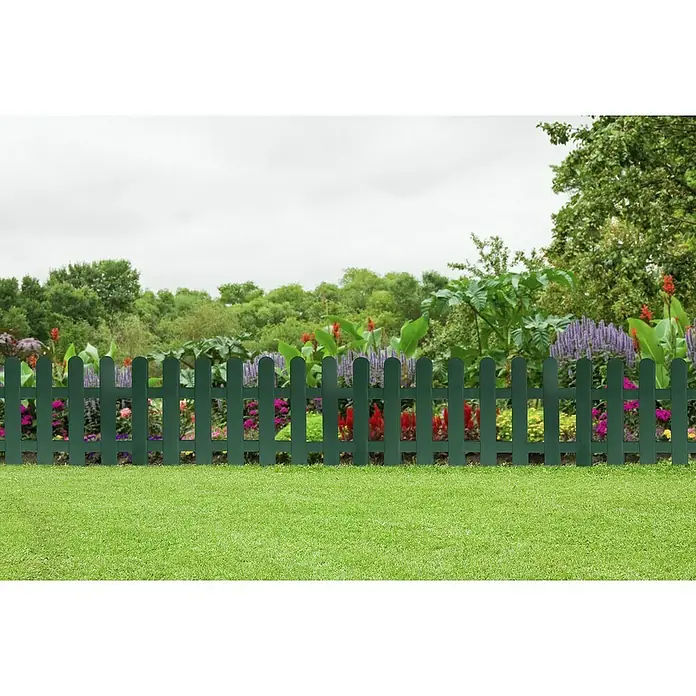 Nortene Rasenkante Farm Border - L x H: 79 x 55 cm, Grün - Ein grüner Lattenzaun vor einem Garten mit üppigen Pflanzen und Bäumen im Hintergrund, ideal für die Gartengestaltung.