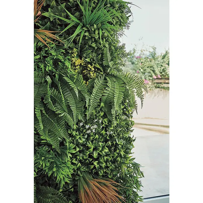 Nortene Vertikaler Garten Sauvage - L x B: 100 x 100 cm, Kunststoff - Nahaufnahme einer üppigen, künstlichen Pflanzenwand mit Farnen, kleinen weißen Blüten und verschiedenen Grüntönen.