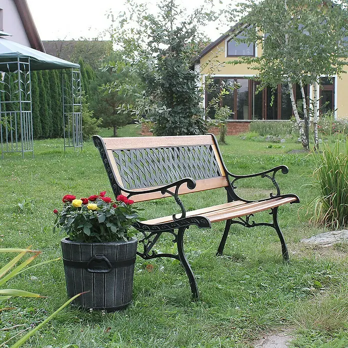Roto Pflanztopf Polka - Braun,Schwarz, Außenmaß (Ø x H): 35 x 32 cm, Kunststoff - Eine Gartenbank aus Holz und Metall mit einem Topf mit roten und gelben Rosen davor.