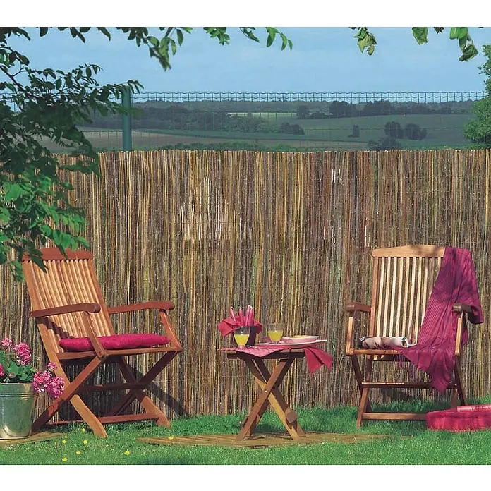 Nortene Weidenmatte - 300 x 100 cm, Weide, Braun - Gartenblick mit zwei Holzstühlen, Tisch und Rohrzaun. Der Rohrzaun bietet Privatsphäre und natürliche Ästhetik im Außenbereich.