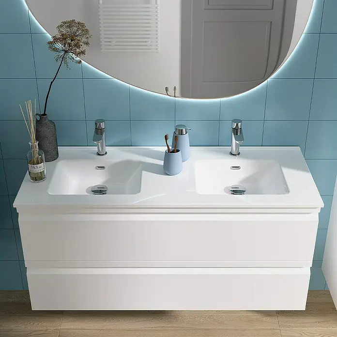 Camargue Pull Waschtischunterschrank - B x T x H: 120 x 45,4 x 55 cm, Weiß - Ein Badezimmerwaschtisch mit zwei Waschbecken und einem weißen Unterschrank, der zusätzlichen Stauraum bietet, unter einem beleuchteten Spiegel.