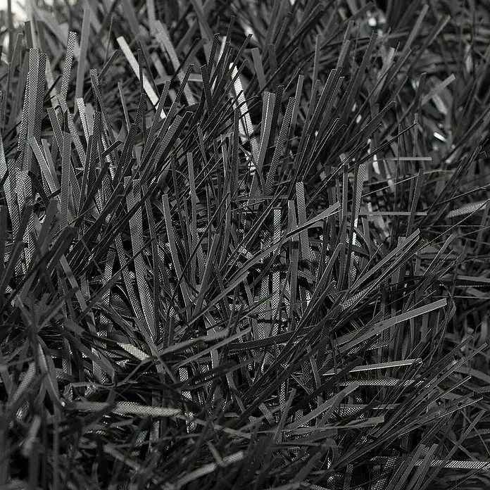 Nortene Sichtschutzmatte - 300 x 100 cm - Nahaufnahme von schwarzem Lametta, ideal für festliche Dekorationen und Bastelarbeiten. Vielseitig einsetzbar, elegant und stilvoll.