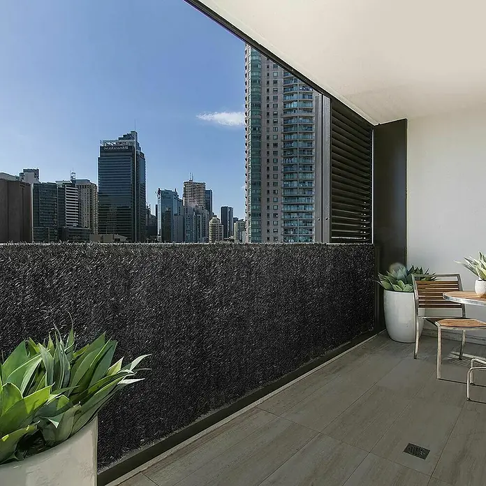 Nortene Sichtschutzmatte - 300 x 100 cm - Balkon mit Außenbereich, der einen atemberaubenden Blick auf die Stadt bietet, und ein dekorativer, künstlicher Sichtschutz aus Pflanzen.