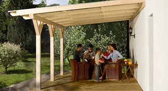 Mehrere Personen sitzen unter einer Terrassenüberdachung aus Holz auf der Terrasse