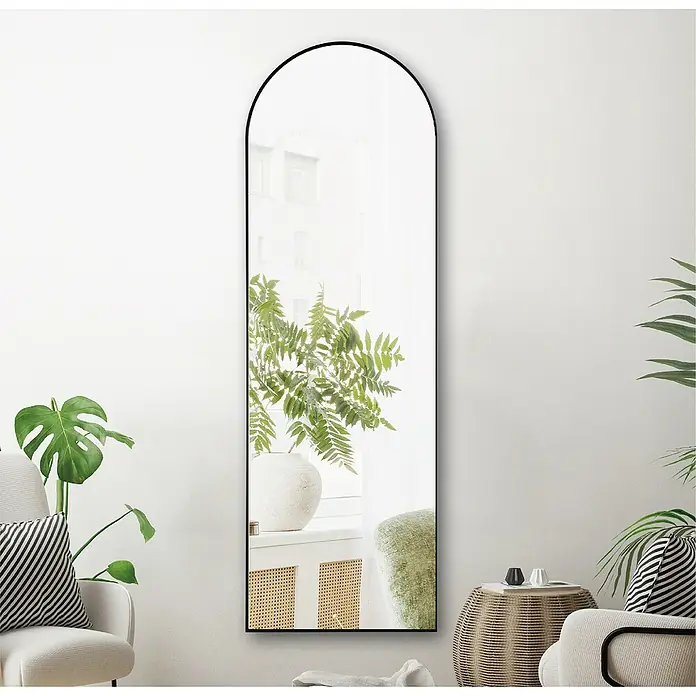 Rahmenspiegel Malva - 50 x 150 cm, Schwarz, Aluminium - Elegantes Foto eines bogenförmigen Ganzkörperspiegels mit schwarzem Rahmen, der eine stilvolle Inneneinrichtung ergänzt.