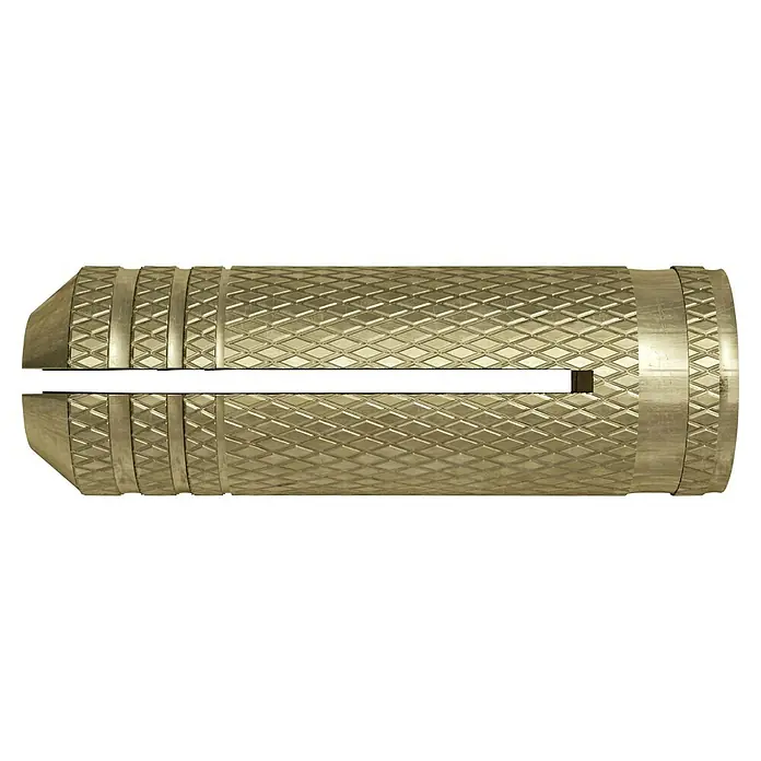 Fischer Messingdübel MS - Ø x L: 10 x 28 mm, M8 Innengewinde, Messing, 50 Stk. - Nahaufnahme eines goldenen Spannfutters mit einem geometrischen Rautenmuster, das ein Werkzeug sicher und präzise hält.