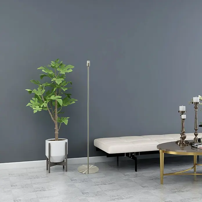 Idp Lampshades Lámpara de pie Flute - 40 W, Altura: 137 cm, Plateado, E27 - Una planta de interior en maceta y una lámpara de pie, creando un ambiente cálido. El diseño interior parece elegante y acogedor.