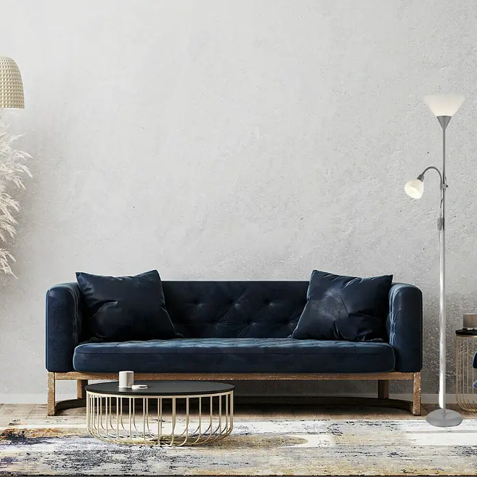 Lámpara de pie Basic - 40 W, Altura: 180 cm, Plateado, E14 - Elegante lámpara de pie con dos luces junto a un sofá azul y una mesa de centro en la sala de estar.