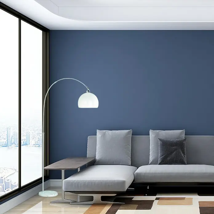 Reality Lámpara de pie Junior II - 60 W, Altura: 2.100 mm, Blanco/Cromado, E27 - Elegante lámpara de pie con brazo oscilante y pantalla semicircular al lado de un moderno sofá con mesa auxiliar.
