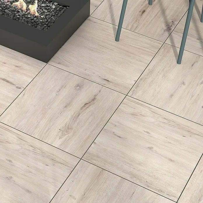 Terrassenfliese Garden Lightbrown 2.0 - 59,7 x 59,7 x 2 cm, Hellbraun, Matt - Detailaufnahme von quadratischen, hellen Holzbodenfliesen, die ein elegantes und natürliches Ambiente schaffen.