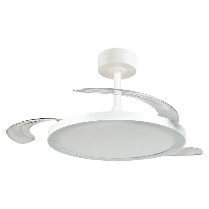 Trio Lighting Ventilador de techo Kasfjord - Blanco, 106,5 cm, 34 W, Blanco cálido - Primer plano de un moderno ventilador de techo blanco con aspas curvas transparentes e iluminación LED integrada para una iluminación elegante de la habitación.
