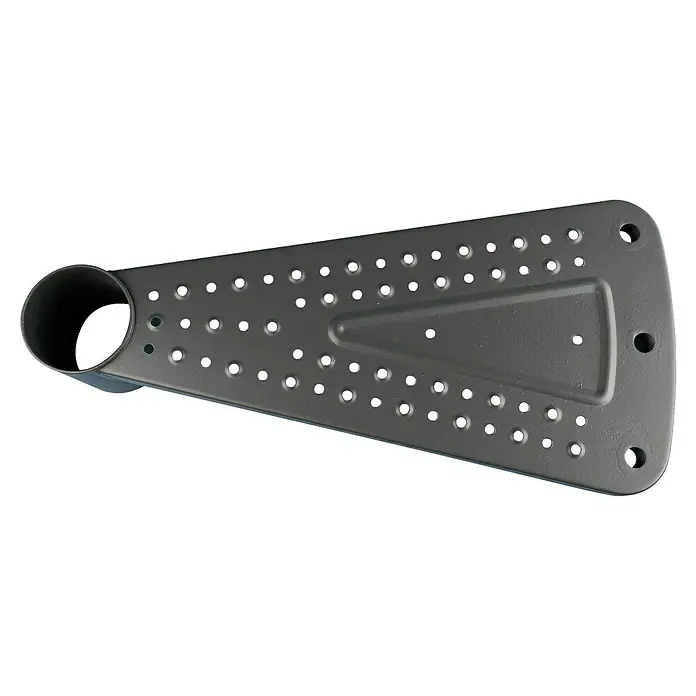 Dolle Escalera exterior Gardenspin Antracita - Diámetro: 155 cm, Altura de planta: 246 cm - 282 cm, Peldaños de chapa perforada, Antracita - Fotografía de un solo peldaño de escalera de caracol gris con tubo, orificios y refuerzo triangular.
