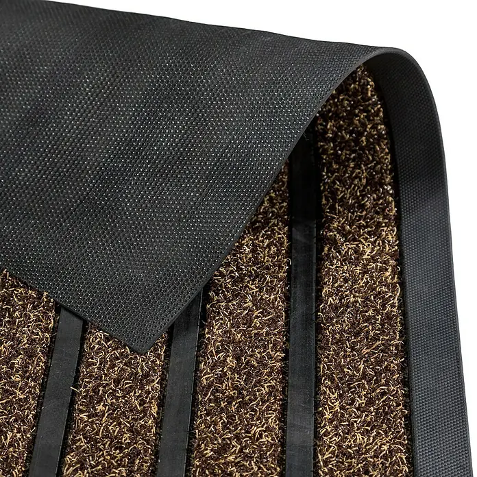 Astra Fußmatte Scraper Line - Braun/Schwarz, 40 x 60 cm - Nahaufnahme einer Fußmatte mit braunen Fasern, schwarzen Gummistreifen und einer rutschfesten Unterseite. Die Matte ist robust und langlebig.