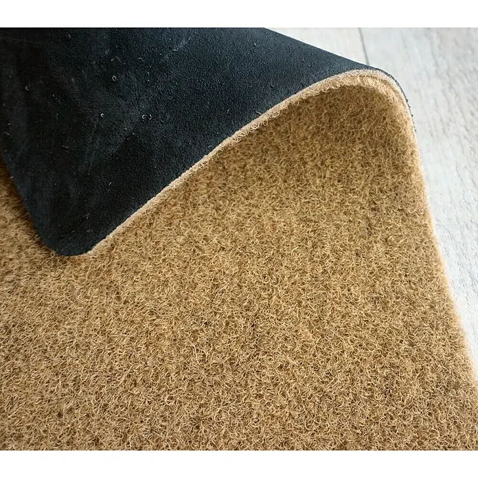 Astra Fußmatte Power Rib - Beige, 50 x 80 cm - Nahaufnahme einer braunen Kokosmatte mit schwarzer Unterseite, die aufgerollt ist und die Textur hervorhebt.