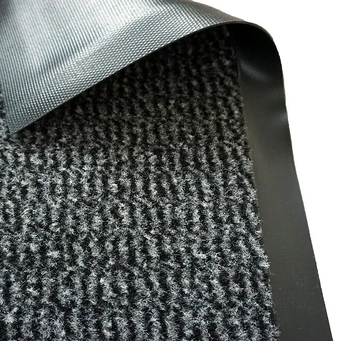 Astra Schmutzfangmatte Saphir - Grau, 180 x 120 cm - Nahaufnahme einer Fußmatte mit grauem Teppich und schwarzem Rand, die für Sauberkeit und Schutz im Eingangsbereich sorgt.