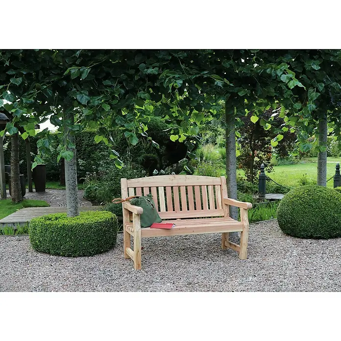 Joda Gartenbank Münsterland 2er-Sitzer - B x T x H: 135 x 75 x 95 cm, Lärche, Natur - Die Gartenbank aus hellem Holz mit grüner Tasche und rotem Buch bietet einen gemütlichen Platz zum Verweilen im Grünen.