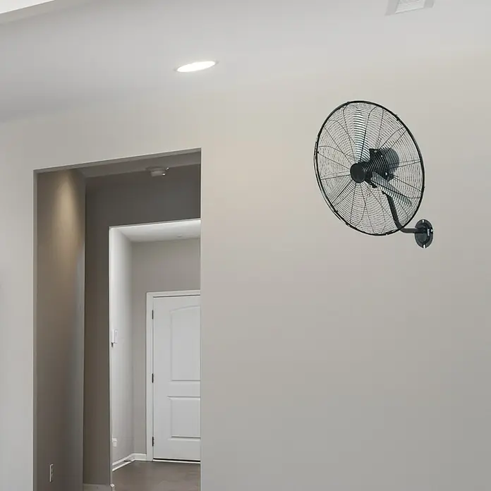 Ventilador de pared - Negro, 35 cm - Ventilador de pared montado sobre una pared clara.