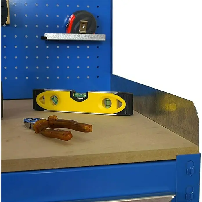 Simonrack Simonwork Zócalo - Largo: 600 mm, Específico para: Bancos de trabajo Simonrack - Banco de trabajo con herramientas. El banco de trabajo cuenta con un nivel y unos alicates colocados sobre una superficie de trabajo de madera.