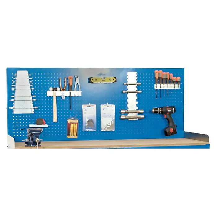 Simonrack Simonwork Zócalo - Largo: 600 mm, Específico para: Bancos de trabajo Simonrack - Tablero de herramientas con varias herramientas como destornilladores, martillo, taladro y llaves montados en una pared azul.