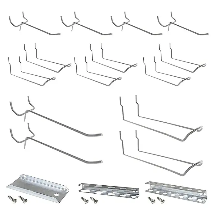 Simonrack Simonwork Kit de accesorios - 17 pzs., Específico para: Paneles perforados - Una vista cercana de varios modelos de colgadores de techo metálicos con tornillos mostrados sobre un fondo negro.