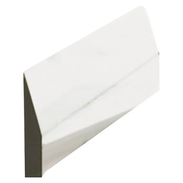 Altrad Regla enrasadora trapezoidal - Aluminio - Primer plano de un rodapié de plástico blanco utilizado para proteger paredes y suelos. Es duradero y fácil de limpiar.