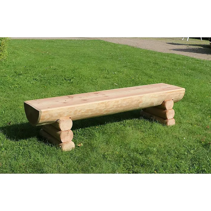 Joda Gartenbank Rustika - B x T x H: 180 x 40 x 42 cm, Lärche, Natur - Eine rustikale Bank aus Baumstämmen steht im Grünen und lädt zum Verweilen ein. Die helle Holzfarbe harmoniert wunderbar mit dem Gras.