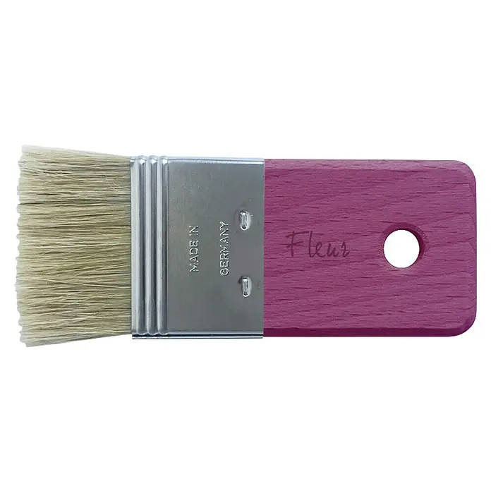 Fleur Pincel plano para ceras y envejecidos - Anchura cerdas: 6 cm, Madera - Primer plano de un pincel Fleur con un mango de madera púrpura grabado con "Made in Germany", utilizado para trabajos de pintura fina.