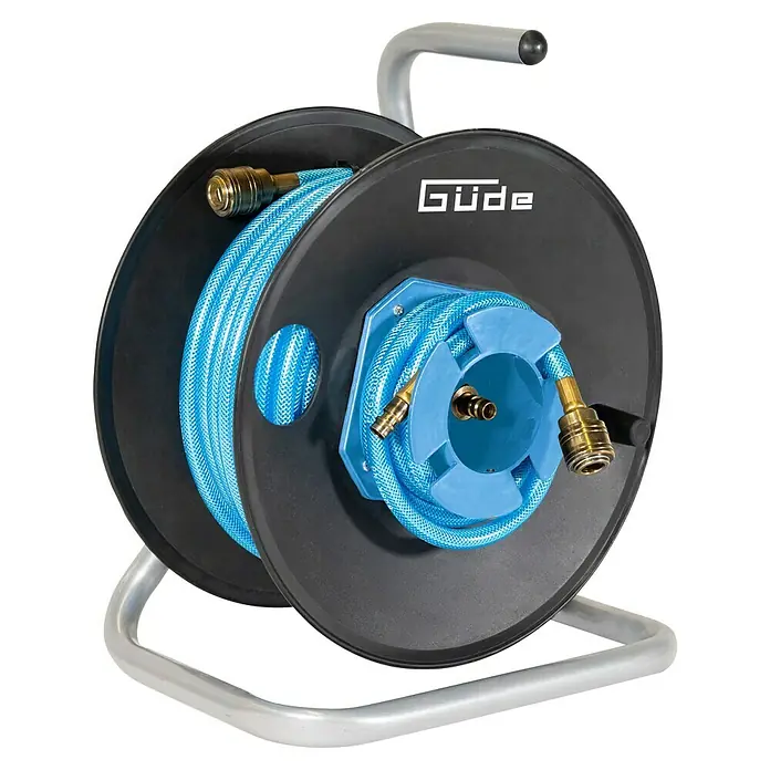 Güde Druckluftschlauchtrommel - Schlauchlänge: 20 m, Max. Druck: 11 bar - Güde Automatik-Druckluft-Schlauchaufroller mit einem blauen Druckluftschlauch und Schnellkupplungen auf einer stabilen Halterung.