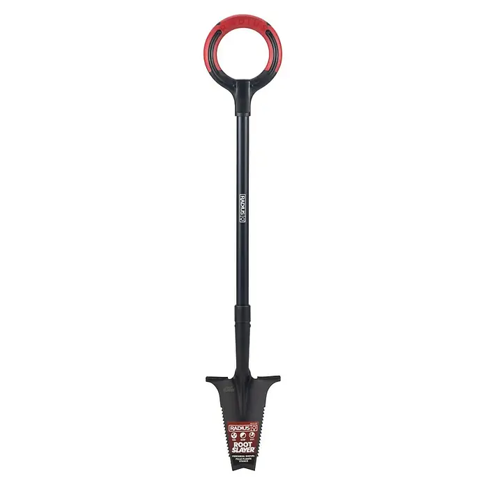 Root Slayer Rodespaten Pro - 110 cm - Das Bild zeigt einen Radius Root Slayer Gartenspaten mit einem roten, kreisförmigen Griff und einem schwarzen Schaft. Die Spatenklinge ist stabil und zum Wurzelschneiden geeignet.