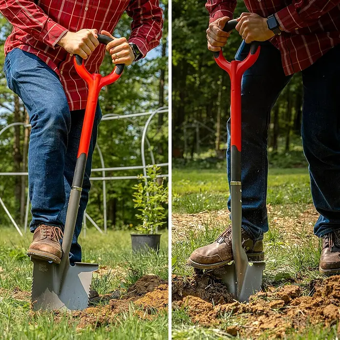 Root Slayer Schaufel - Breite: 25 cm, Schwarz/Rot - Mann benutzt einen Root Slayer Spaten mit rotem Griff zum Ausheben von Erde.
