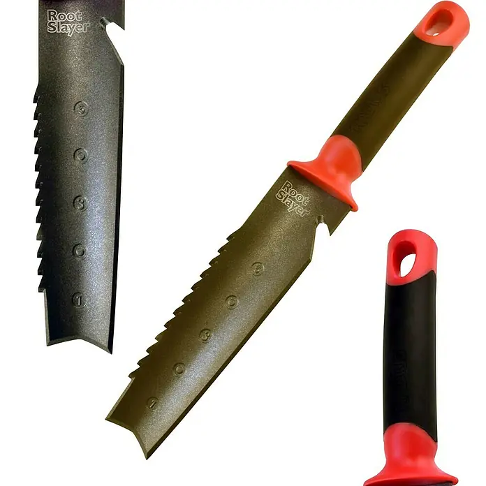 Root Slayer Jäter - L x B x H: 35 x 5 x 3 cm - Nahaufnahme eines Root Slayer Gartenwerkzeugs mit schwarzem Griff und oranger Klinge.
