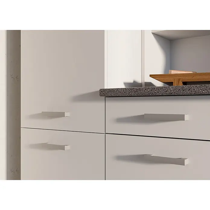 Stolarz-Lempert Buffetschrank Marina - Breite: 150 cm, Weiß - Detailaufnahme von eleganten weißen Schränken mit minimalistischen Griffen und einer strukturierten Arbeitsplatte.